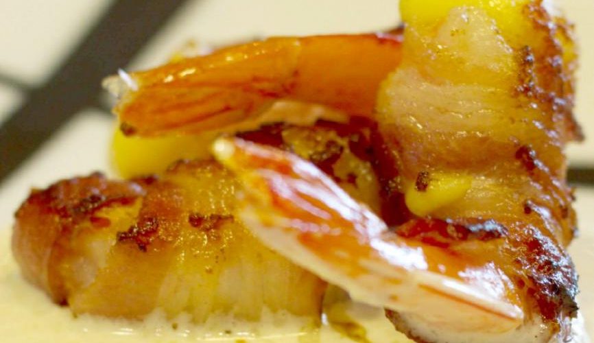 camarones envueltos con tocino y piña