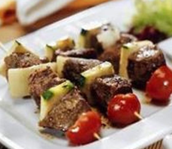 Brochetas de res con piña miel